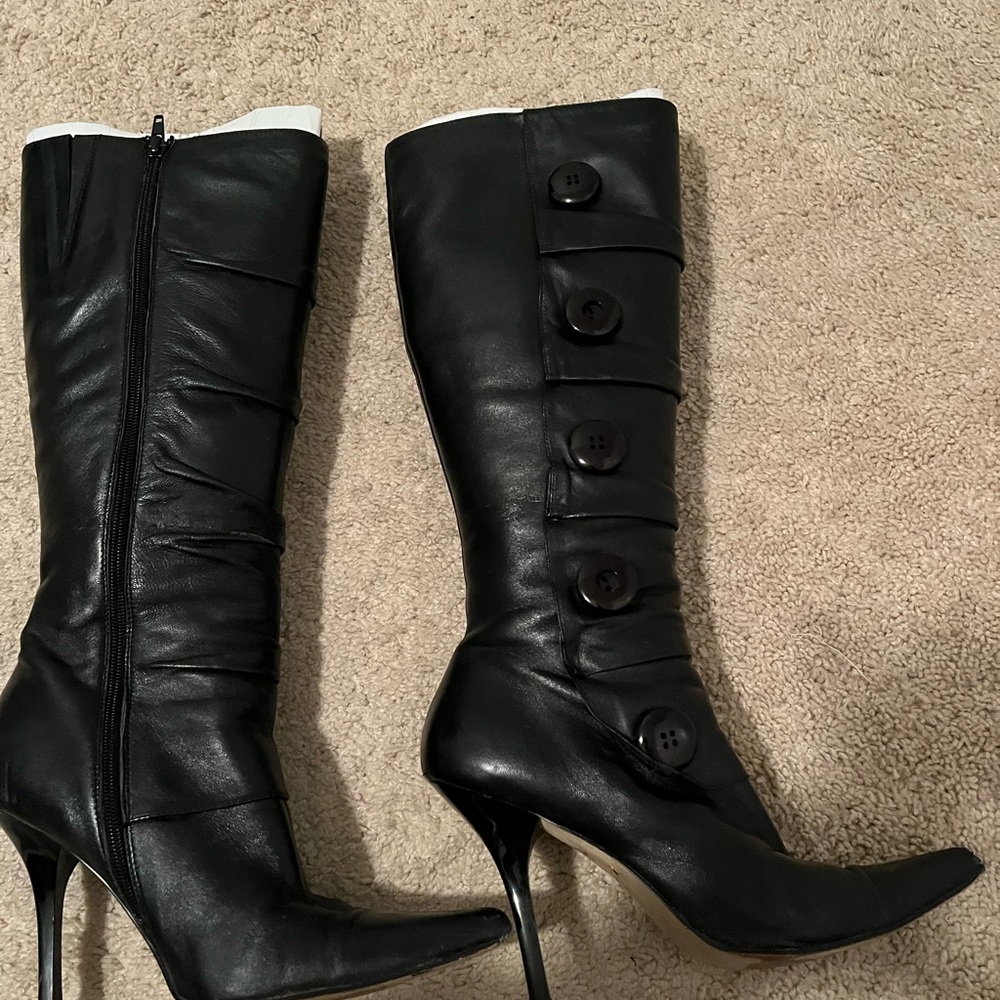Elegant Black Buttoned Heeled Boots for Women - Picture 3 of 5